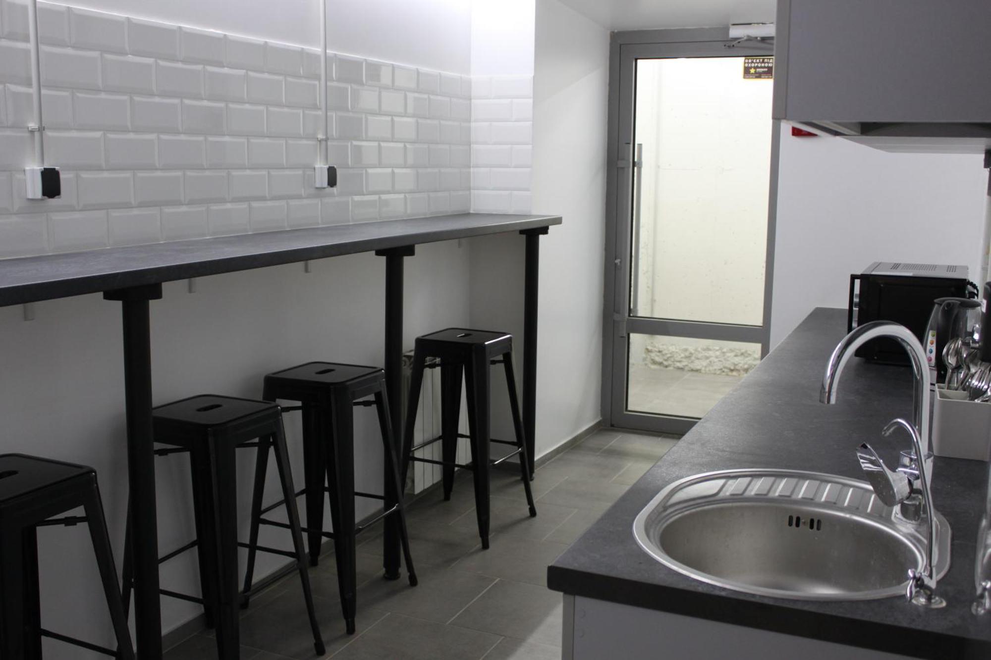 Av-3 Capsule Hotel เคียฟ ภายนอก รูปภาพ