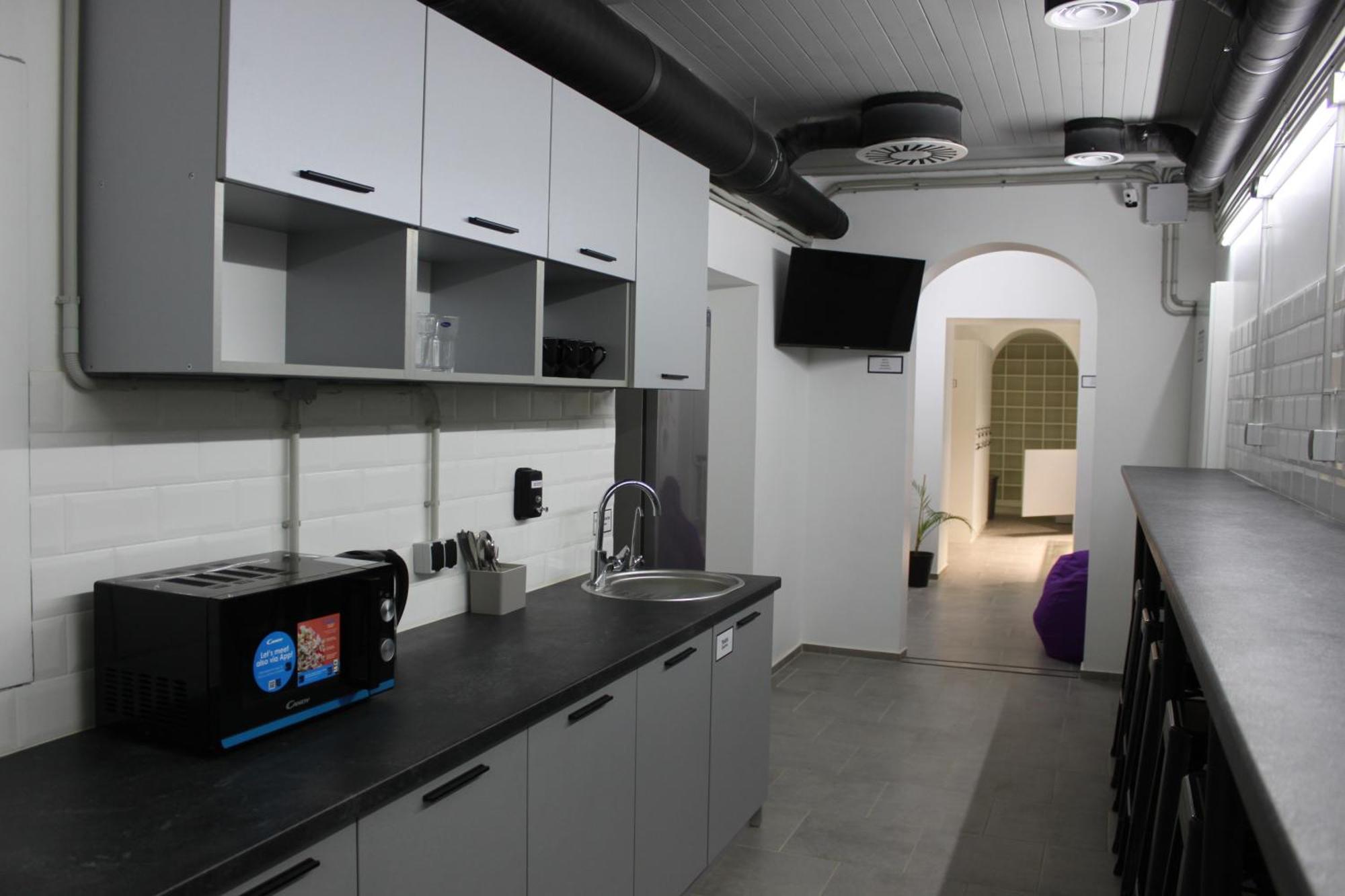 Av-3 Capsule Hotel เคียฟ ภายนอก รูปภาพ